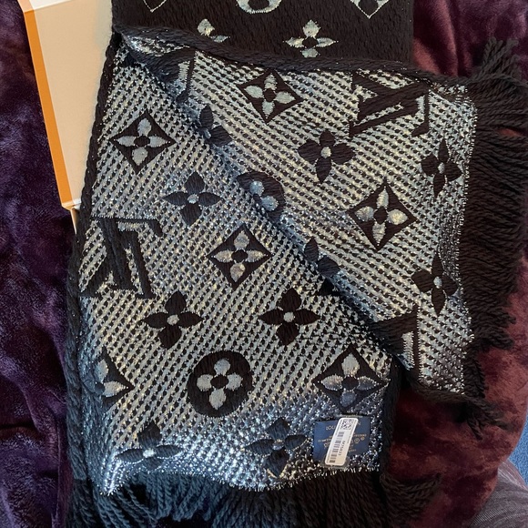 Louis Vuitton logo scarf - Picture 2 of 5